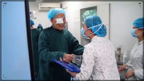 抗美援朝老兵刘金堂给普瑞眼科赠锦旗