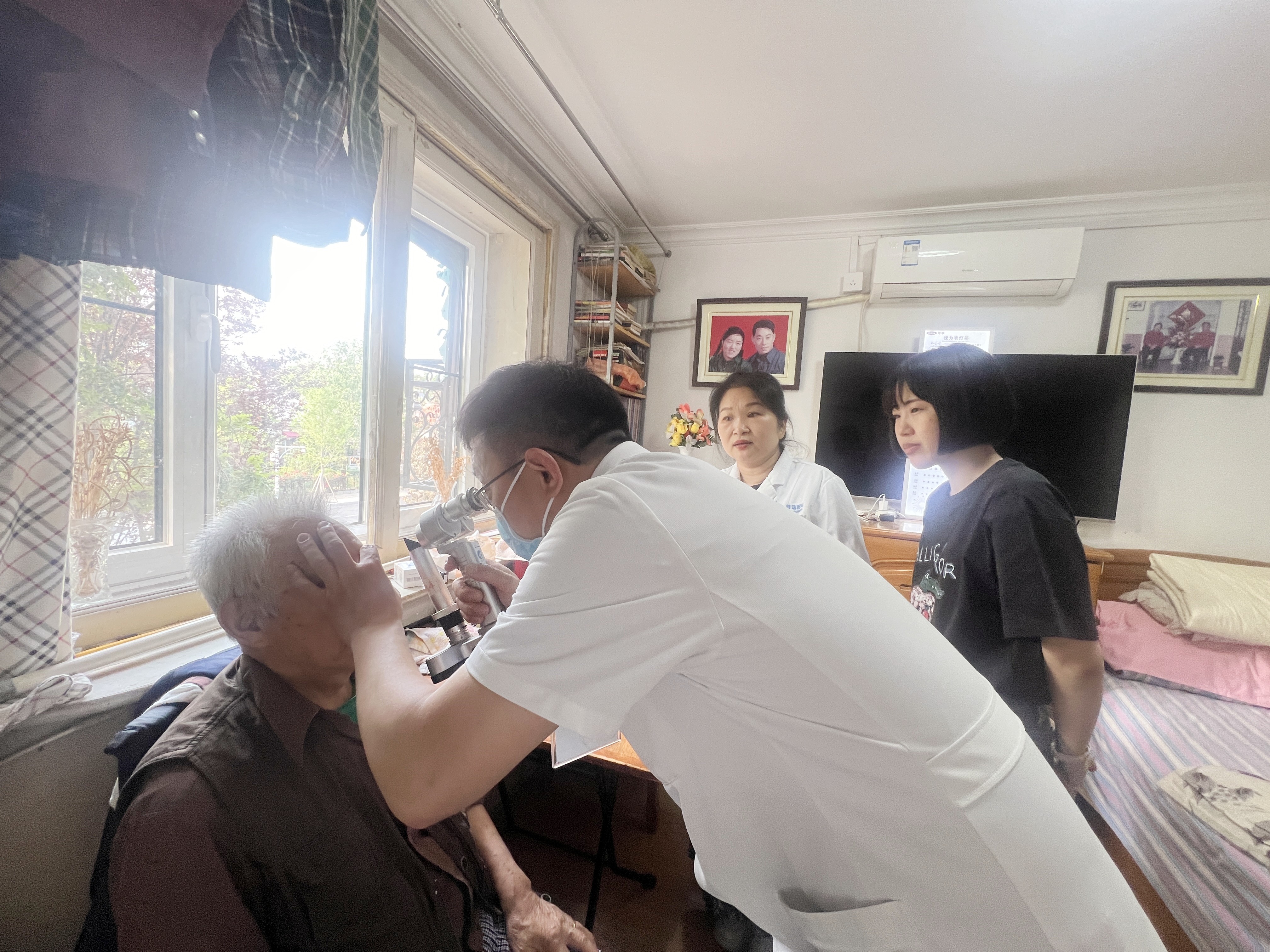 暖心行动：孙堂胜院长率队为94岁退伍老兵上门送“光明”